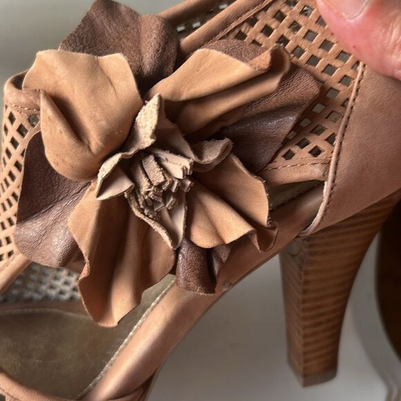 Women's Perforated Leather Platform Peep-Toe Heeled Sandals - Tan EUC Size 9M - Picture 6 of 16